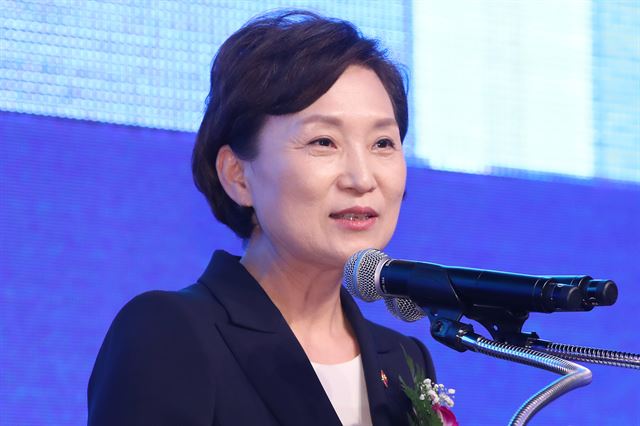 김현미 국토교통부 장관이 18일 오후 서울 영등포구 중소기업중앙회에서 열린 제4회 기계설비의 날 기념식에서 치사를 하고 있다. 연합뉴스