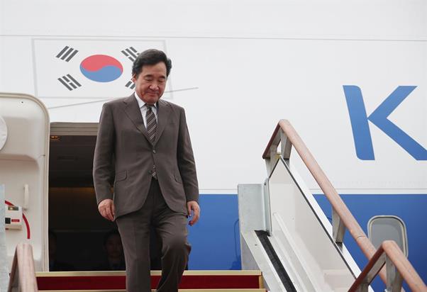 이낙연 국무총리가 방글라데시·타지키스탄·키르기스스탄·카타르 등 4개국 순방을 마치고 22일 경기도 성남 서울공항에 도착하고 있다. 성남=연합뉴스