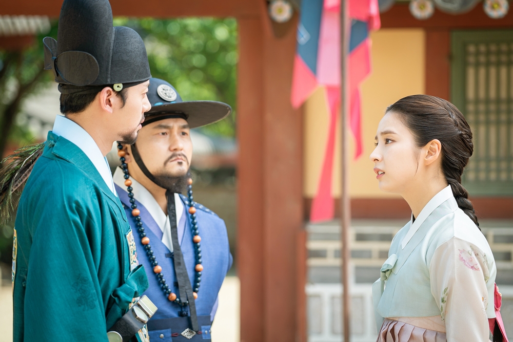 Literally, there have been no such women in the Joseon Dynasty until now.In the MBC drama Na Hae-ryung (played by Kim Ho-su / directed by Kang Il-su, Han Hyun-hee / produced by Chorokbaem Media), Shin Se-kyung transformed into Na Hae-ryung, was a power-defying, gut-rich, and self-determined independent character, drawing attention as a new woman in the Joseon Dynasty. Im getting it.Na Hae-ryung, as it is already known, is a fiction drama.It begins with the rugged imagination of What if there was Ada Lovelace? in the Joseon Dynasty, where men and women are unusual. The Ada Lovelace Island proposed by a bureaucrat in the actual middle class annals is drawn in the drama through the main character Na Hae-ryungLooking at the story from the first broadcast last week to the fourth episode, the figure of Na Hae-ryung, the protagonist of Hanyangs problematic Ada Lovelace, is literally different from the female characters of the Joseon Dynasty.The hobby is reading the Western Orangka Book and the admired figure is Galileo Galilei, who spent his childhood in the Qing Dynasty and is curious about the world.The crisis that will return to Joseon and marry due to the forced forced family (?Na Hae-ryung, who is in the middle of the wedding ceremony, pioneers his destiny by conducting the test of the first Ada Lovelace test in Korea.In particular, Na Hae-ryung, who has been looking through the episode, has been working as a bookmaker who spends a boring day in bridal classes and reads books among the ladies at night.They also try to save a pickpocketing child from a rip-off, and they usually walk the other way with the women in the yangbang, such as telling the bureaucrats, Do not you always make the right decision as a king?It is not only special in that it is a woman of a strong and powerless Joseon who knows how to say things and confronts injustice, but it is very special in itself that a woman who lives her life independently becomes a symbol.It is because I am looking forward to what kind of footsteps Na Hae-ryung, who has all the qualities of the officer who is in charge of compiling history and writing drafts, will leave in the middle of the history of Joseon.While Na Hae-ryung, who learned that he was selecting Ada Lovelace for the first time in Korea, foreshadowed the development of a full-fledged Kahaani by taking an Ada Lovelace star poem instead of a wedding ceremony, perhaps a little fantasy story, but born out of an irregular imagination, Na Hae-ryung, the small change of Kwon Kyung-won I raise my curiosity and curiosity about what on will be.As a historical officer, I am looking forward to seeing what changes Kahaani will make in the Joseon Dynasty, the growth of Na Hae-ryung, who is learning with responsibility and obligations.Above all, Shin Se-kyung, who plays Na Hae-ryung, a new Korean woman who is the center of this story, is prominent, and the expectation of viewers is rising.The transformation into the unprecedented character Ada Lovelace will be released on air this week.As a character of no time, Ada Lovelace, the main character Shin Se-kyung tried to create a new person through many troubles, the new employee, Na Hae-ryung, said on the 23rd.I would like to ask you to pay attention and support to what kind of episode she will plant Kwon Kyung-won of change, including the appearance of Na Hae-ryung and the Ada Lovelace including Na Hae-ryung Na Hae-ryung will be broadcast 5-6 times at 8:55 pm on Wednesday, 24th.iMBC  Photos