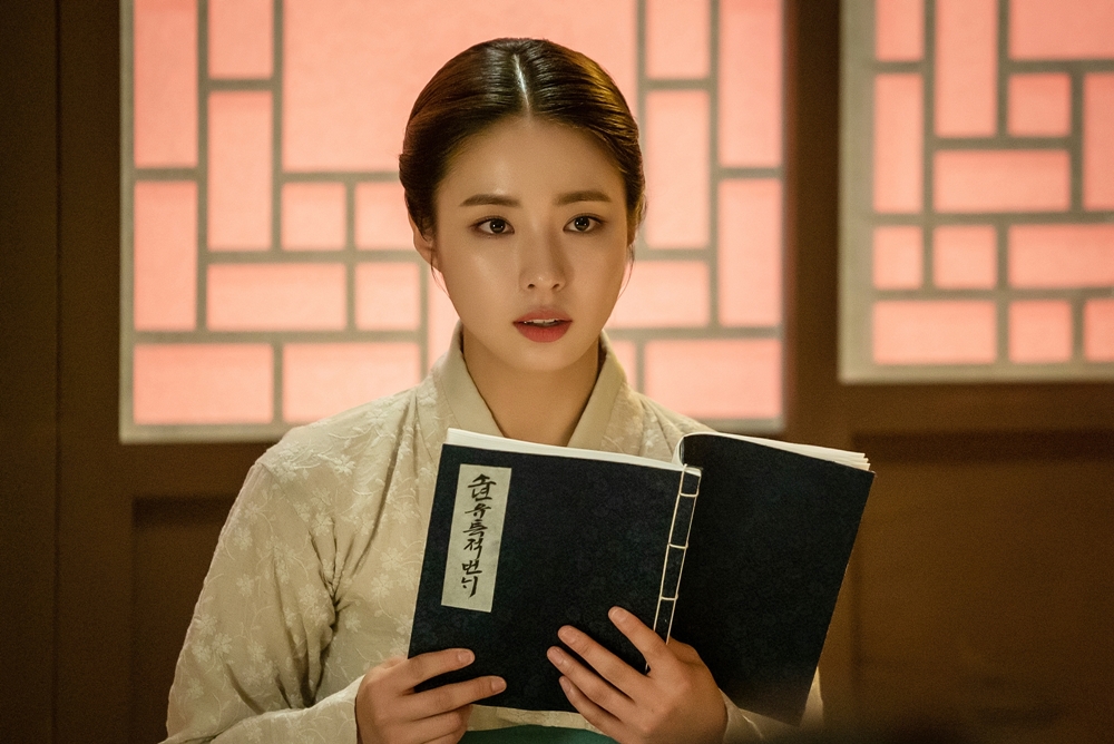 Literally, there have been no such women in the Joseon Dynasty until now.In the MBC drama Na Hae-ryung (played by Kim Ho-su / directed by Kang Il-su, Han Hyun-hee / produced by Chorokbaem Media), Shin Se-kyung transformed into Na Hae-ryung, was a power-defying, gut-rich, and self-determined independent character, drawing attention as a new woman in the Joseon Dynasty. Im getting it.Na Hae-ryung, as it is already known, is a fiction drama.It begins with the rugged imagination of What if there was Ada Lovelace? in the Joseon Dynasty, where men and women are unusual. The Ada Lovelace Island proposed by a bureaucrat in the actual middle class annals is drawn in the drama through the main character Na Hae-ryungLooking at the story from the first broadcast last week to the fourth episode, the figure of Na Hae-ryung, the protagonist of Hanyangs problematic Ada Lovelace, is literally different from the female characters of the Joseon Dynasty.The hobby is reading the Western Orangka Book and the admired figure is Galileo Galilei, who spent his childhood in the Qing Dynasty and is curious about the world.The crisis that will return to Joseon and marry due to the forced forced family (?Na Hae-ryung, who is in the middle of the wedding ceremony, pioneers his destiny by conducting the test of the first Ada Lovelace test in Korea.In particular, Na Hae-ryung, who has been looking through the episode, has been working as a bookmaker who spends a boring day in bridal classes and reads books among the ladies at night.They also try to save a pickpocketing child from a rip-off, and they usually walk the other way with the women in the yangbang, such as telling the bureaucrats, Do not you always make the right decision as a king?It is not only special in that it is a woman of a strong and powerless Joseon who knows how to say things and confronts injustice, but it is very special in itself that a woman who lives her life independently becomes a symbol.It is because I am looking forward to what kind of footsteps Na Hae-ryung, who has all the qualities of the officer who is in charge of compiling history and writing drafts, will leave in the middle of the history of Joseon.While Na Hae-ryung, who learned that he was selecting Ada Lovelace for the first time in Korea, foreshadowed the development of a full-fledged Kahaani by taking an Ada Lovelace star poem instead of a wedding ceremony, perhaps a little fantasy story, but born out of an irregular imagination, Na Hae-ryung, the small change of Kwon Kyung-won I raise my curiosity and curiosity about what on will be.As a historical officer, I am looking forward to seeing what changes Kahaani will make in the Joseon Dynasty, the growth of Na Hae-ryung, who is learning with responsibility and obligations.Above all, Shin Se-kyung, who plays Na Hae-ryung, a new Korean woman who is the center of this story, is prominent, and the expectation of viewers is rising.The transformation into the unprecedented character Ada Lovelace will be released on air this week.As a character of no time, Ada Lovelace, the main character Shin Se-kyung tried to create a new person through many troubles, the new employee, Na Hae-ryung, said on the 23rd.I would like to ask you to pay attention and support to what kind of episode she will plant Kwon Kyung-won of change, including the appearance of Na Hae-ryung and the Ada Lovelace including Na Hae-ryung Na Hae-ryung will be broadcast 5-6 times at 8:55 pm on Wednesday, 24th.iMBC  Photos
