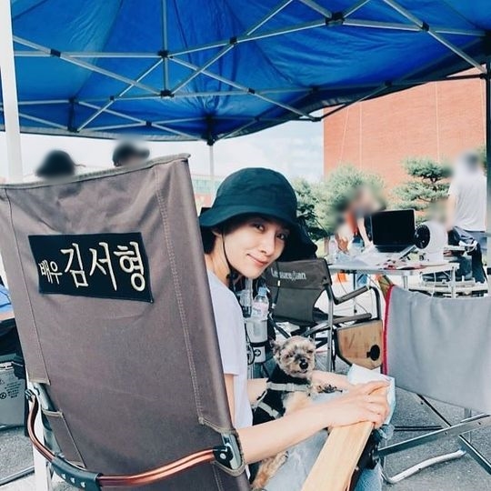 Actor Kim Seo-hyung has emanated a modest charm.Kim Seo-hyung posted a picture on his instagram on July 23rd.In the public photos, there is a picture of Kim Seo-hyung, who is sitting on a chair with his name on it and resting.Kim Seo-hyung is showing off his charisma and girl crush full of atmosphere despite his undecorating appearance.Park So-hee