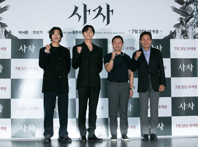 This summer, the premiere of the expected movie Lion (director Kim Joo-hwan, Provisional Distribution Lotte Mart Entertainment, Production Keith, Co-production Seven Oxyx) was held successfully at the entrance of the Lotte Mart Cinema Counter in Jayang-dong, Seoul on the 22nd (Mon.The Lion depicts the story of the martial arts champion Yonghu (Park Seo-joon) meeting with the priest Anshinbu (Ahn Sung-ki) and confronting the powerful evil (), which has confused the world.Park Seo-joon, Ahn Sung-ki, Woo Do-hwan and other national actors and young blood combinations are added to the expectation.At the premiere held the previous day, a large number of film industry officials attended and proved explosive interest and expectation for the movie.Park Seo-joon, who showed an intense acting transformation through the role of the martial arts champion Yonghu facing evil, was waiting for a movie like Lion.I thought it would be so fun to see the scenario and I chose it because I thought it was a new challenge. I thought it would be nice to put in fun feelings that can laugh for a while, even though it is a tense movie, said Ahn Sung-ki, who completed the evil-seeking priest Anshinbu with a high synchro rate. He made extraordinary efforts for a variety of performances, from intense charisma to warm charm.Woo Do-hwan, who amplified the tension of the drama with the black bishop who spread evil to the world here, said, There were many scary points and the responsibility felt great.But I took a lot of pictures with my boss and seniors. Kim Joo-hwan, director of the Yonghu and Anshinbu, who give a warm smile in the exciting development of sweating hands, said, I think wit or humor comes from characters.Park Seo-joon Actor and Ahn Sung-ki were able to digest their characters because they were good at their characters. Park Seo-joon also said, It was hard to imagine a scene where a fire came out in the hand at first.I put LED lights on my hands and talked to the bishop and adjusted the details. Woo Do-hwan said, I made a special makeup for 7 hours.The changes in the eyes and the action scenes were supplemented through CG. Finally, Park Seo-joon said, I think it is a movie that can be thought more and more when I see it. I hope you will enjoy it.I want to meet a lot of audiences, and I think Lion will be the starting point, said Ahn Sung-ki.Woo Do-hwan said, I hope that the lion is good and I can meet again next time.The Lion, which has successfully completed its media preview in a warm atmosphere with the truthful story of Actor and director, will capture the audience with a new world that has never been seen before.