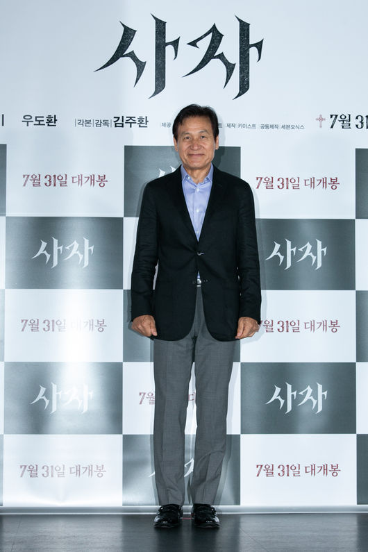 This summer, the premiere of the expected movie Lion (director Kim Joo-hwan, Provisional Distribution Lotte Mart Entertainment, Production Keith, Co-production Seven Oxyx) was held successfully at the entrance of the Lotte Mart Cinema Counter in Jayang-dong, Seoul on the 22nd (Mon.The Lion depicts the story of the martial arts champion Yonghu (Park Seo-joon) meeting with the priest Anshinbu (Ahn Sung-ki) and confronting the powerful evil (), which has confused the world.Park Seo-joon, Ahn Sung-ki, Woo Do-hwan and other national actors and young blood combinations are added to the expectation.At the premiere held the previous day, a large number of film industry officials attended and proved explosive interest and expectation for the movie.Park Seo-joon, who showed an intense acting transformation through the role of the martial arts champion Yonghu facing evil, was waiting for a movie like Lion.I thought it would be so fun to see the scenario and I chose it because I thought it was a new challenge. I thought it would be nice to put in fun feelings that can laugh for a while, even though it is a tense movie, said Ahn Sung-ki, who completed the evil-seeking priest Anshinbu with a high synchro rate. He made extraordinary efforts for a variety of performances, from intense charisma to warm charm.Woo Do-hwan, who amplified the tension of the drama with the black bishop who spread evil to the world here, said, There were many scary points and the responsibility felt great.But I took a lot of pictures with my boss and seniors. Kim Joo-hwan, director of the Yonghu and Anshinbu, who give a warm smile in the exciting development of sweating hands, said, I think wit or humor comes from characters.Park Seo-joon Actor and Ahn Sung-ki were able to digest their characters because they were good at their characters. Park Seo-joon also said, It was hard to imagine a scene where a fire came out in the hand at first.I put LED lights on my hands and talked to the bishop and adjusted the details. Woo Do-hwan said, I made a special makeup for 7 hours.The changes in the eyes and the action scenes were supplemented through CG. Finally, Park Seo-joon said, I think it is a movie that can be thought more and more when I see it. I hope you will enjoy it.I want to meet a lot of audiences, and I think Lion will be the starting point, said Ahn Sung-ki.Woo Do-hwan said, I hope that the lion is good and I can meet again next time.The Lion, which has successfully completed its media preview in a warm atmosphere with the truthful story of Actor and director, will capture the audience with a new world that has never been seen before.