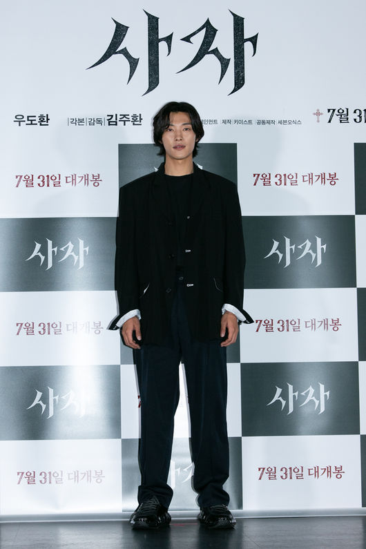 This summer, the premiere of the expected movie Lion (director Kim Joo-hwan, Provisional Distribution Lotte Mart Entertainment, Production Keith, Co-production Seven Oxyx) was held successfully at the entrance of the Lotte Mart Cinema Counter in Jayang-dong, Seoul on the 22nd (Mon.The Lion depicts the story of the martial arts champion Yonghu (Park Seo-joon) meeting with the priest Anshinbu (Ahn Sung-ki) and confronting the powerful evil (), which has confused the world.Park Seo-joon, Ahn Sung-ki, Woo Do-hwan and other national actors and young blood combinations are added to the expectation.At the premiere held the previous day, a large number of film industry officials attended and proved explosive interest and expectation for the movie.Park Seo-joon, who showed an intense acting transformation through the role of the martial arts champion Yonghu facing evil, was waiting for a movie like Lion.I thought it would be so fun to see the scenario and I chose it because I thought it was a new challenge. I thought it would be nice to put in fun feelings that can laugh for a while, even though it is a tense movie, said Ahn Sung-ki, who completed the evil-seeking priest Anshinbu with a high synchro rate. He made extraordinary efforts for a variety of performances, from intense charisma to warm charm.Woo Do-hwan, who amplified the tension of the drama with the black bishop who spread evil to the world here, said, There were many scary points and the responsibility felt great.But I took a lot of pictures with my boss and seniors. Kim Joo-hwan, director of the Yonghu and Anshinbu, who give a warm smile in the exciting development of sweating hands, said, I think wit or humor comes from characters.Park Seo-joon Actor and Ahn Sung-ki were able to digest their characters because they were good at their characters. Park Seo-joon also said, It was hard to imagine a scene where a fire came out in the hand at first.I put LED lights on my hands and talked to the bishop and adjusted the details. Woo Do-hwan said, I made a special makeup for 7 hours.The changes in the eyes and the action scenes were supplemented through CG. Finally, Park Seo-joon said, I think it is a movie that can be thought more and more when I see it. I hope you will enjoy it.I want to meet a lot of audiences, and I think Lion will be the starting point, said Ahn Sung-ki.Woo Do-hwan said, I hope that the lion is good and I can meet again next time.The Lion, which has successfully completed its media preview in a warm atmosphere with the truthful story of Actor and director, will capture the audience with a new world that has never been seen before.