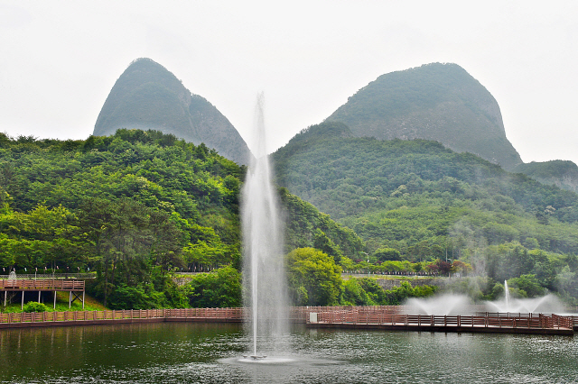 진안군 홍삼스파엔빌에서 바라 본 마이봉의 모습.
