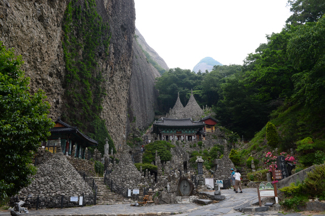 마이산 입구의 탑사에 있는 천지탑.