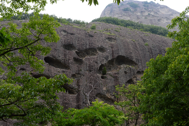 마이봉 벽면에 형성된 타포니.