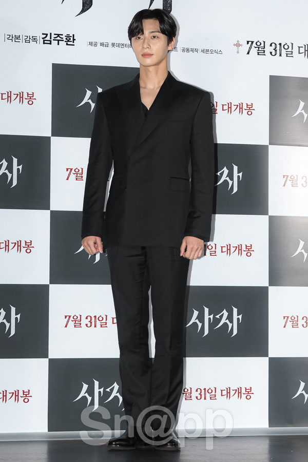 The movie Lion Park Seo-joon and Udohwan showed a chic black look.On the afternoon of the 22nd, the premiere of the movie Lion (director Kim Joo-hwan) was held at the entrance of Lotte MartArte Counter in Seoul Jayang-dong.Park Seo-joon, Ahn Sung-ki and Udohwan attended the scene and made their seats. Park Seo-joon was Choicesing a simple black suit without any hesitation.Here, Choices the inner of the deep neckline to emphasize the chic feeling. Udohwan showed a casual jacket, wide pants matching and a black look finished with sneakers.Meanwhile, The Lion painted a story of fighting champion Yonghu (Park Seo-joon) meeting with the Guma priest Anshinbu (Ahn Sung-ki) to confront the powerful evil that has left the world in turmoil.It is scheduled to open on the 31st.The movie Lion Park Seo-joon and Udohwan showed a chic black look.On the afternoon of the 22nd, the premiere of the movie Lion (director Kim Joo-hwan) was held at the entrance of Lotte MartArte Counter in Seoul Jayang-dong.