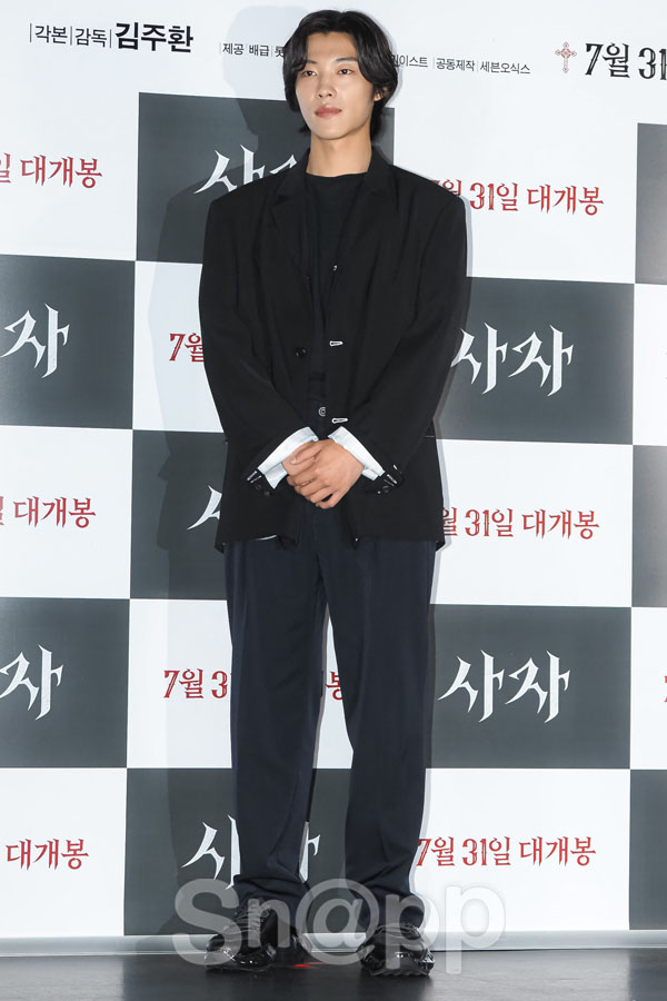 The movie Lion Park Seo-joon and Udohwan showed a chic black look.On the afternoon of the 22nd, the premiere of the movie Lion (director Kim Joo-hwan) was held at the entrance of Lotte MartArte Counter in Seoul Jayang-dong.Park Seo-joon, Ahn Sung-ki and Udohwan attended the scene and made their seats. Park Seo-joon was Choicesing a simple black suit without any hesitation.Here, Choices the inner of the deep neckline to emphasize the chic feeling. Udohwan showed a casual jacket, wide pants matching and a black look finished with sneakers.Meanwhile, The Lion painted a story of fighting champion Yonghu (Park Seo-joon) meeting with the Guma priest Anshinbu (Ahn Sung-ki) to confront the powerful evil that has left the world in turmoil.It is scheduled to open on the 31st.The movie Lion Park Seo-joon and Udohwan showed a chic black look.On the afternoon of the 22nd, the premiere of the movie Lion (director Kim Joo-hwan) was held at the entrance of Lotte MartArte Counter in Seoul Jayang-dong.