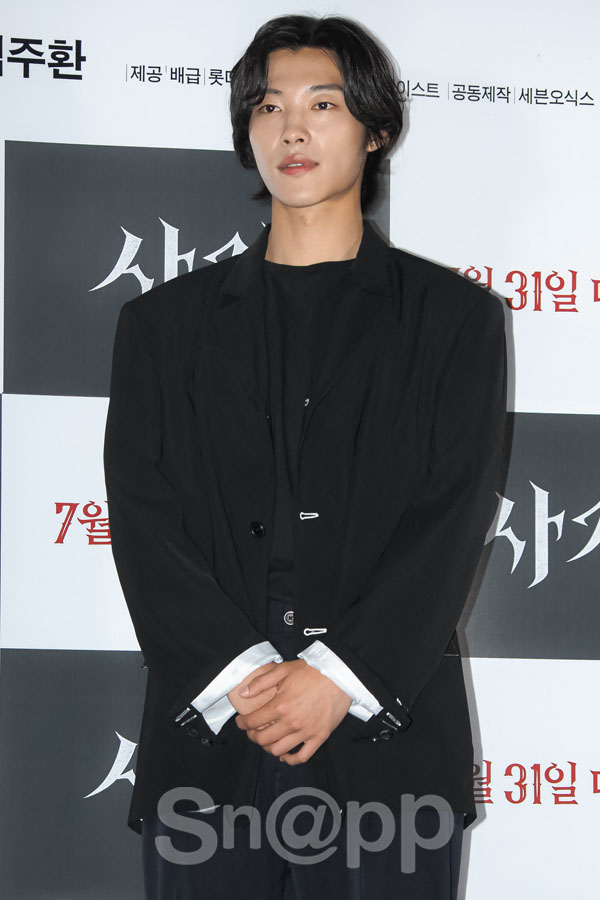 The movie Lion Park Seo-joon and Udohwan showed a chic black look.On the afternoon of the 22nd, the premiere of the movie Lion (director Kim Joo-hwan) was held at the entrance of Lotte MartArte Counter in Seoul Jayang-dong.Park Seo-joon, Ahn Sung-ki and Udohwan attended the scene and made their seats. Park Seo-joon was Choicesing a simple black suit without any hesitation.Here, Choices the inner of the deep neckline to emphasize the chic feeling. Udohwan showed a casual jacket, wide pants matching and a black look finished with sneakers.Meanwhile, The Lion painted a story of fighting champion Yonghu (Park Seo-joon) meeting with the Guma priest Anshinbu (Ahn Sung-ki) to confront the powerful evil that has left the world in turmoil.It is scheduled to open on the 31st.The movie Lion Park Seo-joon and Udohwan showed a chic black look.On the afternoon of the 22nd, the premiere of the movie Lion (director Kim Joo-hwan) was held at the entrance of Lotte MartArte Counter in Seoul Jayang-dong.