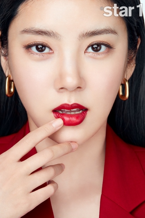 Son Dam-bi, who is about to make a comeback in the CRT in three years, has performed at-style and Beauty pictures.On the 23rd, Son Dam-bi showed off his allure with a variety of makeup looks ranging from natural base to intense red lip.In addition, I want to be recognized as a character who can only be played by Son Dam-bi. Ten years have passed since I turned to an actor, but the color glasses of singers still remain.I want to be recognized as acting, showing a steady good appearance, he said, adding, The higher the audience rating, the better. I will work hard with my determination to exceed 20 percent.On the other hand, interviews with Beauty pictures containing various faces of Son Dam-bi can be found in the August issue of At Style.Photo: At Style