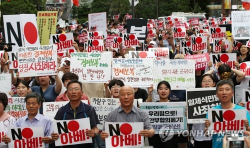 아베 규탄 촛불 집회 (서울=연합뉴스) 임헌정 기자 = 20일 오후 서울 종로구 옛 일본대사관 앞에서 열린 일본의 경제보복과 아베 신조 일본 총리 규탄 촛불 집회에서 참석자들이 구호를 외치고 있다. 2019.7.20 kane@yna.co.kr