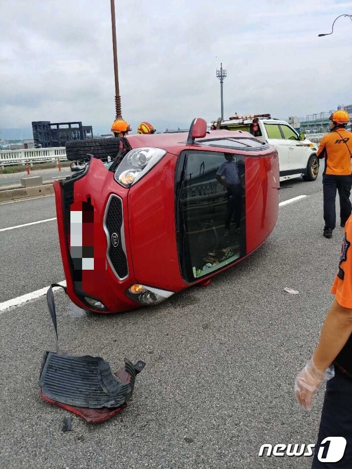 부산 구포대교 상판서 승용차 전복..여성 운전자 구조