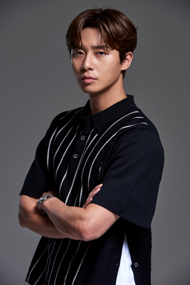 Is it too much to be a vessel for me to lead the one-top lead?Actor Park Seo-joon (31) who played Park Yong-hoo, a martial arts champion who faced evil in the mystery action film The Lion (directed by Kim Joo-hwan, produced by Keith).He met with Samcheong-dong, Jongno-gu, Seoul on the morning of the 24th and reported the behind-the-scenes episode and recent news about lion.Lion is the second meeting of Park Seo-joon, who emerged as a biggest with director Kim Joo-hwan of Youth Police who has performed at the theater in the summer of 2017 with a total of 5.65 million viewers, and Actor Ahn Sung-ki and Blue Chip Udo Hwan. Buster.The Lion, which is a combination of rare new exorcism material and bold genre attempts in Korean films, intense fantasy and action, has become Koreas Constantine (05, directed by Francis Lawrence), and has been spotlighted as the second runner following the tentpole market this summer, Naratmalsami (directed by Cho Chul-hyun).In particular, Park Seo-joon, who has been transformed through lion, is expected to capture female audiences with the opposite charm to the characters that have been introduced.Park Seo-joon, who has become a hot star after leading the success of TVN drama Why is Kim Secretary and entertainment Yoon Restaurant 2 following the big hit of Youth Police, is a person who keeps a deep wound in a blunt and strong appearance in Lion.It is expected to create another life character, such as Ahn Sung-ki, the priest of Kuma who chases evil, Choi Woo-shik, the latest priest of Anshinbu, and chemistry, as well as delicate emotional acting and perfecting the high-level action directly to express characters.Park Seo-joon said, The biggest burden when I start to play the main role is Will I be a vessel to lead this scene well?I think the scene should be fun and the scene should be good for the result to be good. I am always focused on the scene and receive a share of the main character because I am in a position to be photographed.I think the part about box office is one of the Actors that I act on when I see it as a whole movie: there is a personal part, but not all of it is to feel burdened.I am not the whole movie, am I not? I am the main roll in this work, but I do not feel it. I call it from around me to the one-top, but I feel it every time, but I do not move around.I didnt think of the relationship with the people around me as a one-stop idea in the movie, and I tried to take it without missing the flow in my Acting.Im trying to do my part well, but I think the box office is something I know anyway. Its like movies and dramas.I do my best at the moment, but when I look back, I feel sorry. I hope I will be surprised like a youth police officer.I saw it interestingly, he said, I saw it first through the technical implications before the press preview, but until then, there was a part where I could not expect the result of the lion.I was curious about that part, but I was prepared a lot in advance and I thought it was good when I saw the result. I thought it was heterogeneous about CG, but I was worried about how it would be seen.I deliberately gave CG an analog feeling, and I felt that it was satisfactory. If CG is usually going in, there are ways to shoot in the chromaki bag and there are many ways.However, our film tried to use CG in part rather than using CG as a barrel to make it possible to make it possible. It also seems to vary a lot depending on the viewpoint of the viewers.Above all, Lion climax action sequence in the digestion of the bullshit action I wanted to see how to act before the scene was taken.In the process of using the fist, the fire CG is added, and when I shot the scene, I grabbed the LED and Acted, so it did not feel harder than I thought.But I wanted to see how much CG fire would come up and how to express the movement of fire.I do not think it was difficult to act because I had it in my hand. It was more fun because it was an imagination that was not in reality.Can we always see realistic things and experience unrealistic situations in movies and sympathize with them?CG Acting can not even act if I do not believe it, and I tried to do my best to believe that I should believe in the audience. He said of the genre: Thats the part Im most curious about: if you go to full exorcism, it could have been a more maniac movie.I think the part that went to Action is because of popularity. I did not think that Exorcism, ocult, was the main material while shooting.I think movies need a variety of attractions these days. Isnt there a lot of Choices in the summer market? I wanted to see a movie with a little more variety.OCalt thought it was one of the things that could certainly keep the tension alive. It remains to be seen how the audience sees it.Nowadays, the audience does not have a movie to suit their tastes, and it seems that our movie will be a movie that threw another Choices paper to the audience in that sense. Park Seo-joon, Chemie artisan who showed his opponent Actor and extraordinary chemistry.He said, I have always been gentle and self-management thorough with Ahn Sung-ki through this work.I am really like a father to me. He said, The surprise part of the shooting was that my role was a martial arts player, so I had to exercise in the middle of shooting.When I was shooting a local area, it was difficult to find a fitness center unless it was a hotel.There is usually no one going to the hotel fitness center early in the morning for exercise, and one day there is a middle-aged man running in the fitness center where there is no one.That was Ahn Sung-ki. I was shocked, not shocked. Ahn Sung-ki was also a hard-working exercise. I wanted to do that when I was the age of Ahn Sung-ki.I learned a lot from the thorough management of Ahn Sung-ki and the smiles that always laugh at the scene.On the spot, Ahn Sung-ki sometimes has an uncomfortable situation, but he always laughed at everything.When I get some advice when I have a problem, I just tell you at first, and after a few days, I tell you again, I thought about it again.I have never been wrong about the ambassador, and I have always felt a lot of awareness that I should always prepare a lot as I am in the midst of seeing a lot of preparation. Park Seo-joon also mentioned his best friend Choi Woo-shiks appearance on SEK.Park Seo-joon previously showed off his friendship, appearing on The Parasite (directed by Bong Joon-ho), starring Choi Woo-shik.Park Seo-joon laughed glumly, saying, It wasnt a casting promised by sharing a piece with Choi Woo-shik; things happened to be coincidentally right.When I recently promoted Lion, I suddenly congratulated you on exceeding 10 million, he said of the parasite SEK, which won the Golden Palm Prize at the first Cannes Film Festival in Korea.It was a bit embarrassing then: it seemed to be a valuable experience to be able to experience the scene of director Bong Joon-ho anyway.Yesterday (23rd) I met Choi Woo-shik and he received a plaque with 10 million viewers, when he said, Why is there nothing for me?And Choi Woo-shik said, I will ask you once. The Lion is a film about a martial arts champion meeting a priest in Kuma and confronting a powerful evil () that has confused the world.Park Seo-joon, Ahn Sung-ki, Udohwan, etc., and director Kim Joo-hwan of Youth Police caught megaphone.