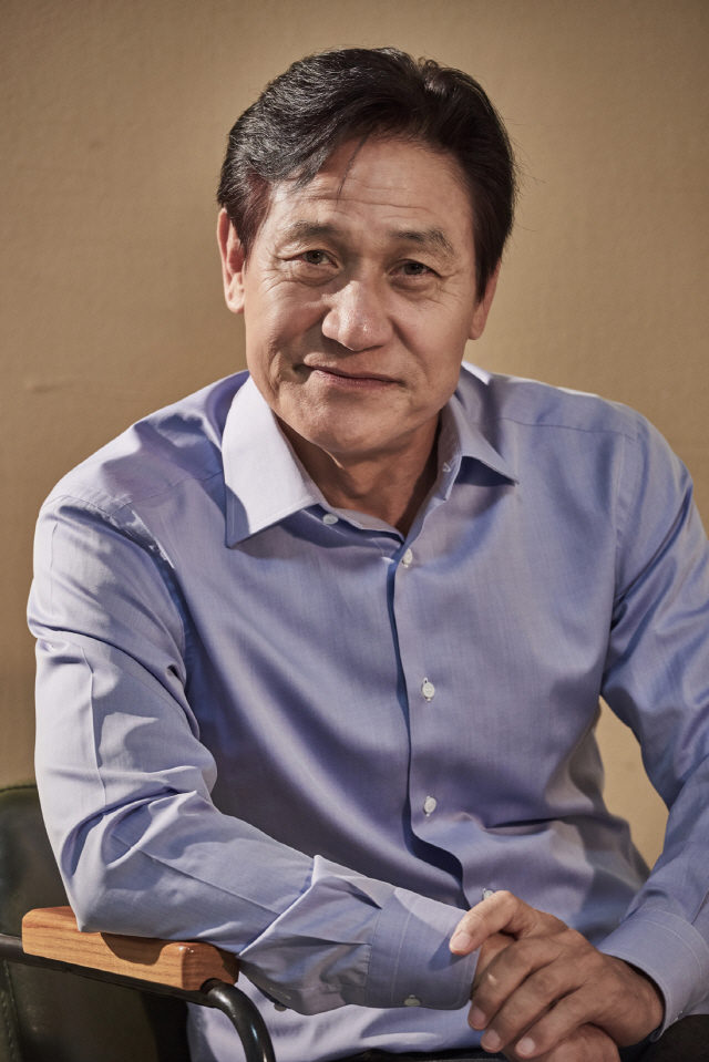 Actor Ahn Sung-ki, 67, said he wants to communicate with young people and try to get closer first.Ahn Sung-ki, who played the priest Anshinbu, a Kuma priest who chases evil in the mystery action film The Lion (directed by Kim Joo-hwan, produced by Keith).He met with Samcheong-dong, Jongno-gu, Seoul on the afternoon of the 24th and reported the behind-the-scenes episode and recent news about lion.Lion was the second meeting of Park Seo-joon, who emerged as a biggest with director Kim Joo-hwan of Youth Police who had a total of 5.65 million viewers in the summer of 2017, and Actor Ahn Sung-ki and Blue Chip Woo Do-hwan. The occult blockbuster of.In Korean movies, new exorcism materials, bold genre attempts, intense fantasy and actionThe mixed lion became Koreas Constantine (05, directed by Francis Lawrence) and became the second runner to become the spotlight after the tentpole market, this summers theater, Naratmalsami (directed by Cho Chul-hyun).In particular, the veteran National Actor Ahn Sung-ki, who celebrated his 62nd anniversary this year, is attracting attention by showing a comeback and national treasure performance on the screen with Lion in three years after Shooting (16, directed by Lee Woo-chul).He made a stable balance in the lion by conveying the warm humanity and laughter like his father, as well as the extraordinary charisma of the Anshin who carries out the Kuma ritual with strong beliefs and will, as well as the mentor of Park Seo-joon, a martial arts player who faced evil.Above all, Ahn Sung-ki, who raised the reality by studying Latin a month or two before shooting to express the Kuma priest dispatched from the Vatican, once again proved the dignity of the National Actor.On this day, Ahn Sung-ki laughed at the premiere of the Lion media, revealing the KBS2 entertainment artist relay guerrilla dating episode.Ahn Sung-ki, who was shocked by the misunderstanding of Kim Sang-joong from middle school students during the interview.I met a junior high school student in front of Hongdae, and I feel like Kim Sang-joong is not feeling well as Kim Sang-joong.I thought it was good that these children could not watch TV often while attending school and so I could not know well.In fact, the horse was shocked, but I wanted to express it with fun. It was a fun shock. Ahn Sung-ki said: Ive always thought I wanted to communicate with young people, I dont have many seniors on top of me.I always try to get close to my juniors and work a lot, and I think that I want to be together with a good co-work without difficulty or difficulty.I tried to make the meeting feel good at the scene, and my mind was not so stiff but soft, so my juniors liked it and were comfortable.Of course, both Park Seo-joon and Woo Do-hwan would have been burdened, and as soon as they saw it, they tried to make it easier, saying, Call me senior, not teacher.I think that atmosphere has been reflected in the movie. If the co-work is not right or close in the movie, the awkward part is revealed, I tried not to make such a press.It is important to postpone, but I think the atmosphere of the filming is very important. I thought it was very helpful to postpone. The Lion is a film about a martial arts champion meeting a priest in Kuma and confronting a powerful evil () that has confused the world.Park Seo-joon, Ahn Sung-ki, Woo Do-hwan, etc., and director Kim Joo-hwan of Youth Police caught megaphone.