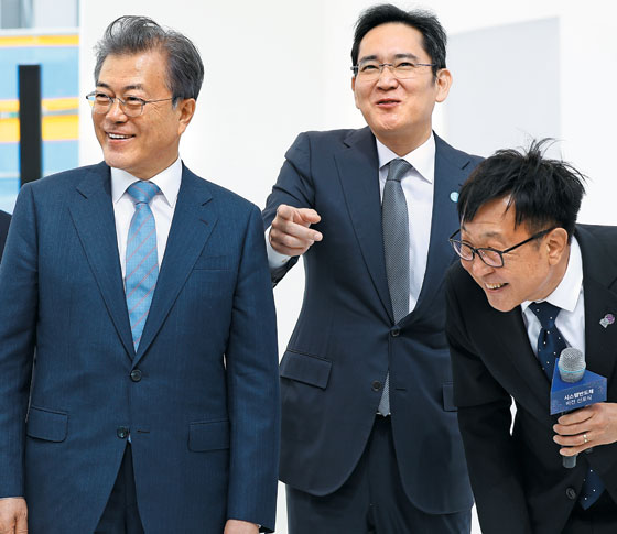 한국 반도체 미래를 상상하며… 대통령도 이재용도 함께 웃었던 4월 - 올 4월 30일 삼성전자 화성캠퍼스 EUV(극자외선)동 건설 현장에서 문재인(맨 왼쪽) 대통령과 이재용(가운데) 삼성전자 부회장이 이야기를 나누다 웃고 있다. 맨 오른쪽은 정은승 삼성전자 파운드리사업부 사장. 문 대통령은 이날 "시스템 반도체 분야 도전이 성공하면 명실상부한 종합 반도체 강국으로 자리매김할 것"이라고 말하고, 삼성전자가 EUV 공정을 통해 만든 7나노 반도체 웨이퍼에 사인을 했다. 이재용 부회장은 "대통령께서 시스템 반도체, 파운드리 등 구체적 이름까지 말씀하시며 '메이드 인 코리아'까지 언급하실 때 책임을 느꼈다"고 했다. /연합뉴스
