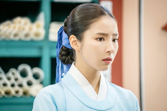 Shin Se-kyung, a new employee, will enter the presbytery as Ada Lovelace.It is the harshness of the senior officers who wait for her with a swollen heart.After completing all kinds of chores, such as carrying heavy books, the appearance of Sun Shinrye amplifies her interest by guessing her palace survival period that will not be good in the future.The MBC drama Na Hae-ryung (played by Kim Ho-su/directed by Kang Il-su, Han Hyun-hee) unveiled the first Korean drama Ada Lovelace Koo Na Hae-ryung (Shin Se-kyung) who entered the hall on July 24.Na Hae-ryung, starring Shin Se-kyung, Jung Eun-woo, and Park Ki-woong, is a full-length romance release by the first problematic Ada Lovelace () of Joseon and the anti-war Motae Solo Prince Lee Rim (Jung Eun-woo).Lee Ji-hoon, Park Ji-hyun and other young actors, Kim Ji-jin, Kim Min-sang, Choi Duk-moon, and Sung Ji-ru.In the last four episodes of the new cadet, Na Hae-ryung was shown heading to the star market of Ada Lovelace, spurring a wedding ceremony.Na Hae-ryung is wearing a paw and barely arriving at the star market, and the ending scene of smiling is gathering a big topic.Na Hae-ryung, who is in the public photo, is entering the Yemunkwan with Song Sa-hee (Park Ji-hyun), Oh Eun-im (Lee Ye-rim), and Hea-ran (Jang Yu-bin), and is stealing his attention.The four people in the blue Ada Lovelace suit are showing a frank reaction such as being nervous or unable to hide their surprise in the scenery of the returning ceremony without any break, and give a smile to the viewers.In addition, Ada Lovelace 4 Musketeers is taking charge of all kinds of chores of the precepts, and steals the gaze.Na Hae-ryung, who moves heavy books at once, Sahee, who cleans his desk silently, Eunim, who wipes the floor with a grudged expression, and Aran, who looks at the dirty cotton of his senior officer, are receiving the seniorsIn addition, the Ada Lovelaces ceremony, the scene of Myeonsinry, is revealed and catches the eye.Na Hae-ryung, who seems to be determined greatly, and the somewhat rigid Sahee, Eun-im, and Aran are in stark contrast to the appearance of senior officers who lift the bottle comfortably.There is growing interest in whether the four people will be recognized as a cadet in the rites.bak-beauty