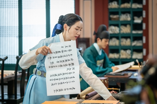 Shin Se-kyung, a new employee, will enter the presbytery as Ada Lovelace.It is the harshness of the senior officers who wait for her with a swollen heart.After completing all kinds of chores, such as carrying heavy books, the appearance of Sun Shinrye amplifies her interest by guessing her palace survival period that will not be good in the future.The MBC drama Na Hae-ryung (played by Kim Ho-su/directed by Kang Il-su, Han Hyun-hee) unveiled the first Korean drama Ada Lovelace Koo Na Hae-ryung (Shin Se-kyung) who entered the hall on July 24.Na Hae-ryung, starring Shin Se-kyung, Jung Eun-woo, and Park Ki-woong, is a full-length romance release by the first problematic Ada Lovelace () of Joseon and the anti-war Motae Solo Prince Lee Rim (Jung Eun-woo).Lee Ji-hoon, Park Ji-hyun and other young actors, Kim Ji-jin, Kim Min-sang, Choi Duk-moon, and Sung Ji-ru.In the last four episodes of the new cadet, Na Hae-ryung was shown heading to the star market of Ada Lovelace, spurring a wedding ceremony.Na Hae-ryung is wearing a paw and barely arriving at the star market, and the ending scene of smiling is gathering a big topic.Na Hae-ryung, who is in the public photo, is entering the Yemunkwan with Song Sa-hee (Park Ji-hyun), Oh Eun-im (Lee Ye-rim), and Hea-ran (Jang Yu-bin), and is stealing his attention.The four people in the blue Ada Lovelace suit are showing a frank reaction such as being nervous or unable to hide their surprise in the scenery of the returning ceremony without any break, and give a smile to the viewers.In addition, Ada Lovelace 4 Musketeers is taking charge of all kinds of chores of the precepts, and steals the gaze.Na Hae-ryung, who moves heavy books at once, Sahee, who cleans his desk silently, Eunim, who wipes the floor with a grudged expression, and Aran, who looks at the dirty cotton of his senior officer, are receiving the seniorsIn addition, the Ada Lovelaces ceremony, the scene of Myeonsinry, is revealed and catches the eye.Na Hae-ryung, who seems to be determined greatly, and the somewhat rigid Sahee, Eun-im, and Aran are in stark contrast to the appearance of senior officers who lift the bottle comfortably.There is growing interest in whether the four people will be recognized as a cadet in the rites.bak-beauty