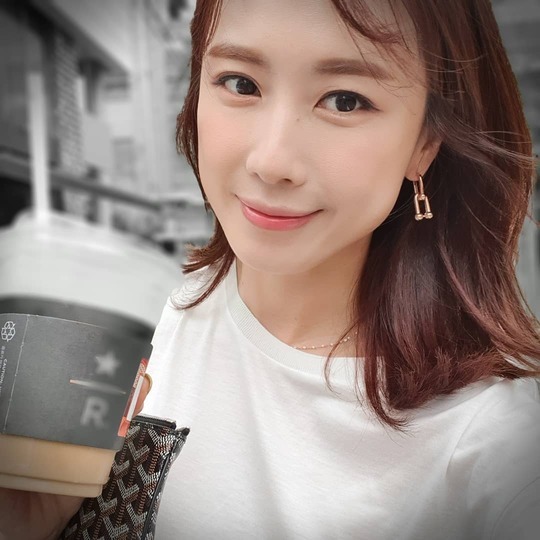 <p>Actor Hong Eun hee is still while Beautiful looks and was proud.</p><p>Hong Ye 7 October 24, owns Where Are you going?That along with a selfie picture showing.</p><p>Photo belongs to Hong-hee shyly smiled and the camera has. Closeup, despite the blemishes, one does not have honey skin stand out and look eye catching.</p><p>This netizens are always nice, pure is pretty. and other comments left behind</p>