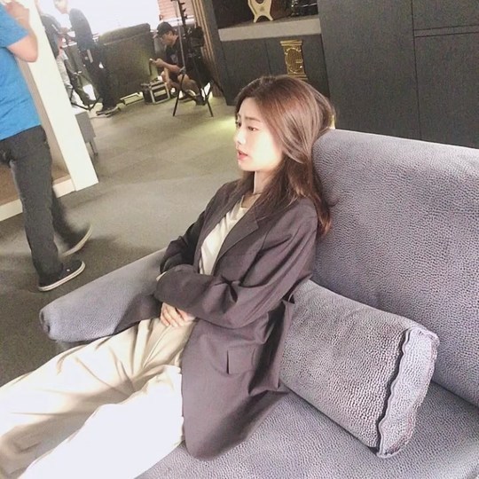 Nana showed off her girl crush charm.Nana released several recent photos on her Instagram account on July 24: The chic atmosphere in boyish fashion creates a girl crush.pear hyo-ju