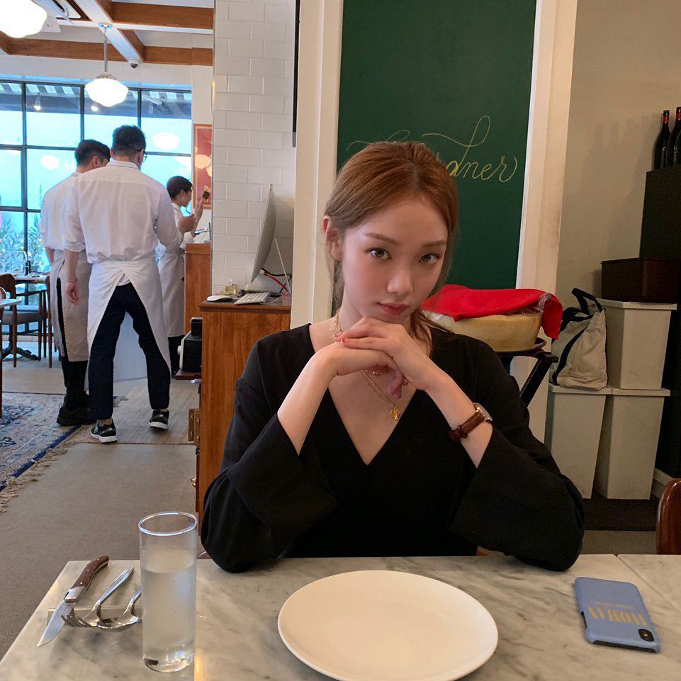 Lee Sung-kyung has revealed his current situation.On the 24th, actor Lee Sung-kyung posted six photos and posts on his instagram.I wouldnt believe it, but Im so ashamed to take a picture of it, not when Im working from some point, Lee Sung-kyung wrote.Lee Sung-kyung in the photo is sitting in a restaurant with his head tied together in a black V-neck top.Lee Sung-kyung posed in several hand-held poses in six photos.Lee Sung-kyung appeared in the movie Girl Cops released on May 9 as George Hye.Photo = Lee Sung-kyung Instagram