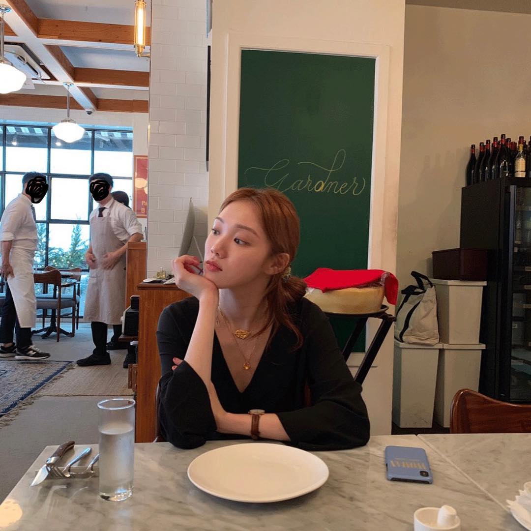 Lee Sung-kyung has revealed his current situation.On the 24th, actor Lee Sung-kyung posted six photos and posts on his instagram.I wouldnt believe it, but Im so ashamed to take a picture of it, not when Im working from some point, Lee Sung-kyung wrote.Lee Sung-kyung in the photo is sitting in a restaurant with his head tied together in a black V-neck top.Lee Sung-kyung posed in several hand-held poses in six photos.Lee Sung-kyung appeared in the movie Girl Cops released on May 9 as George Hye.Photo = Lee Sung-kyung Instagram