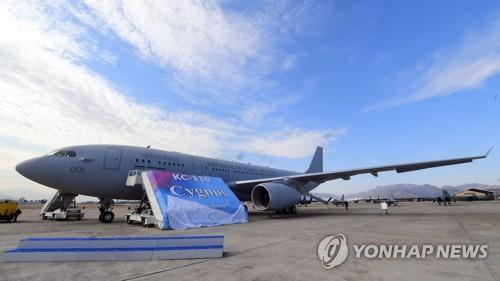 공군 KC-330 공중급유기 '시그너스' (김해=연합뉴스) 1월 30일 공군 김해기지에서 열린 KC-330 공중급유기 전력화 행사 중 공중급유기 명명식에서 KC-300 시그너스(Cygnus)라고 적힌 현수막이 펼쳐지고 있다. 2019.1.30 [사진공동취재단]