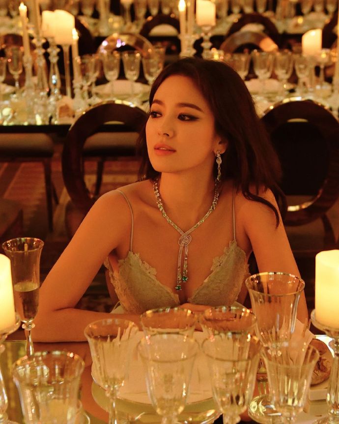 Actor Song Hye-kyo caught his eye with her alluring beauty.On the 25th, fashion magazine W Korea posted a video with the article Please watch her dazzling appearance and jewelery more closely in the video through the official Instagram.The video shows Song Hye-kyo attending the French luxury jewelery brand Shome event held in Monaco on November 11.Song Hye-kyo showed off her elegant beauty while wearing jewelery such as colorful necklaces and earrings and dresses.It was a fashionable beauty, like a party scene in a movie, and it also showed a daring and chic charm in a navy-colored mini dress.I stared at the camera with alluring eyes and caught the hearts of the fans.Photo  W Korea Instagram