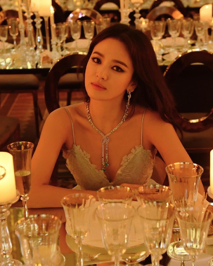 Actor Song Hye-kyo caught his eye with her alluring beauty.On the 25th, fashion magazine W Korea posted a video with the article Please watch her dazzling appearance and jewelery more closely in the video through the official Instagram.The video shows Song Hye-kyo attending the French luxury jewelery brand Shome event held in Monaco on November 11.Song Hye-kyo showed off her elegant beauty while wearing jewelery such as colorful necklaces and earrings and dresses.It was a fashionable beauty, like a party scene in a movie, and it also showed a daring and chic charm in a navy-colored mini dress.I stared at the camera with alluring eyes and caught the hearts of the fans.Photo  W Korea Instagram