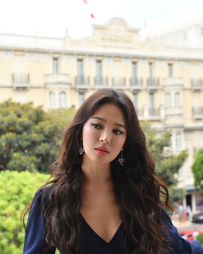 Actor Song Hye-kyo caught his eye with her alluring beauty.On the 25th, fashion magazine W Korea posted a video with the article Please watch her dazzling appearance and jewelery more closely in the video through the official Instagram.The video shows Song Hye-kyo attending the French luxury jewelery brand Shome event held in Monaco on November 11.Song Hye-kyo showed off her elegant beauty while wearing jewelery such as colorful necklaces and earrings and dresses.It was a fashionable beauty, like a party scene in a movie, and it also showed a daring and chic charm in a navy-colored mini dress.I stared at the camera with alluring eyes and caught the hearts of the fans.Photo  W Korea Instagram