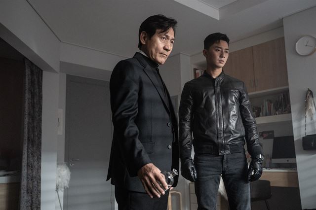 The LionThe movie Lion (released on the 31st) has been considered the most anticipated film of Chungmuro this summer.Park Seo-joon, veteran Ahn Sung-ki, and new Udohwan, who are in the spotlight, overwhelm their competition in casting.This is a new film that will be released in two years by director Kim Joo-hwan of the hit film Youth Police, which surprised the theater with 5.65 million people in the summer of 2017.Park Seo-joon, a martial arts player who lost his father in an accident as a child, suffers from hallucinations and nightmares that may have been caused.One day he wakes up with a nightmare and finds a deep wound on his palm.When the palm bleeding does not stop even after hospital treatment, Yonghu visits Father Ahn Sung-ki, a Kuma priest from the Vatican, and realizes that special forces are hidden in his wounded hands.Yonghu, who doubted and resented God but joined the priest Ahns Kuma ceremony, finally confronts the black bishop (Udohwan), the agent of the evil spirit.Five out of five, half of them.Lion of Iron Chef fists ... Im in troubleIt is like a Bible without Genesis. How did a man who abandoned God after his fathers death become a Kuma priest? The Lion does not show convincingly the change of the hero.The former fighter, Yonghu, cannot sleep with evil spirits; the reason he was possessed by a shaman who was good was because he ate his mind.The way occult films deal with good and evil is too flat.The dragon queen is given the ability to chase evil spirits one day: the proof of the presence of Faith that God showed to him who did not believe in God.The gumese rituals of evil and good are also bored compared to the Black Priests (2015).The Lion, which is also a thriller film, takes the wrong way and evaporates the last remaining chills.The Iron Chef fist of the Kuma priest, which came out five minutes before the end, was close to the grammar of the fantasy action hero.The only thing that remains memorable after the film is the bride and fashion who became bikers; as the work shakes, neither Ahn Sung-ki nor Park Seo-joon are seen.Like the directors hit film Youth Police, it seems that there are many mountains to overcome even creating sequels, which should solve the passive use of female characters.Exorcism Movies with a LaughThe genre of Exorcism is no longer unfamiliar in Korea. In the film, Black Priests and Gukseong (2016) are the main works.The drama also covered the Kuma ritual on TVNs Fighting Ghosts (2016) and OCNs Prist (2018). As the work accumulated, the audiences eyes increased as much.There is also a great desire for good exorcism content. Lion is a movie that has emerged in this situation.Expectations have fallen apart, with the show running over two hours, but all that remains is Ahn Sung-kis Ajagg and Park Seo-joons Fire Fist.Above all, Remady is poor: only the appearance of Ahn Sung-ki and Park Seo-joon getting rid of evil spirits in the same way is repeated several times.The first time, if interesting, is quickly boring, and the way it is is not much different from the Kuma rituals that have been featured in numerous Exorcism movies.Easily exterminated demons do not leave fear. Only the good performances of the state and assistants are bright.The character charm also falls: the sex marks () on the right hand of Park Seo-joon play a key role in the film, but there is a lack of explanation for this.The setting of meeting and awakening a father who died as a child only reminds me of a 1990s comic film, as well as lacking a background setting for the Kuma priest, Ahn Sung-ki.Udohwan, a black bishop, turns into a demon in the final duel with Park Seo-joon, but only a laugh comes out in a crude makeup.Is it a loser or a bummer?No matter how good the ingredients are, if you put them in a bowl without considering the balance and harmony of the taste, it will be a problem of lion.Drama, occult, mystery, action, and Superhero Movie water were overly greedy for many genres, so it became rather a shave.Rather than the new fun of genre mixing, I have lost the familiar fun of individual genres, and although fear is relatively high, it is weak to define as an occult horror.The lack of organicity between genres is due to Remadys poor performance.The internal awakening and reflection are not well revealed until the martial arts player Yonghu realizes the transcendent power given by God through childhood trauma and eventually accepts the religious calling.The movies attitude to persuade Yonghus growth and the possibility of genre variation at once with the ambassador Everything is Faith is very easy.The last duel with the vicar of evil spirits, the Black Bishop, was over-imagined; it is embarrassing to see superpower action like Superhero Movie pop out after spleen all the way before.If you think you have been running for two hours to see this action scene, it is also a shame that the resurgence of the directors previous work, Youth Police, has disappeared.Park Seo-joon shows his acting skills and his steadfastness.Ahn Sung-ki brings the drama to life with his distinctive humanity and ease, the most attractive character he has played in recent years.I want to see the ingenious combination of the two people again, and the movie reveals its will through the epilogue, but it is doubtful whether the sequel will come out.
