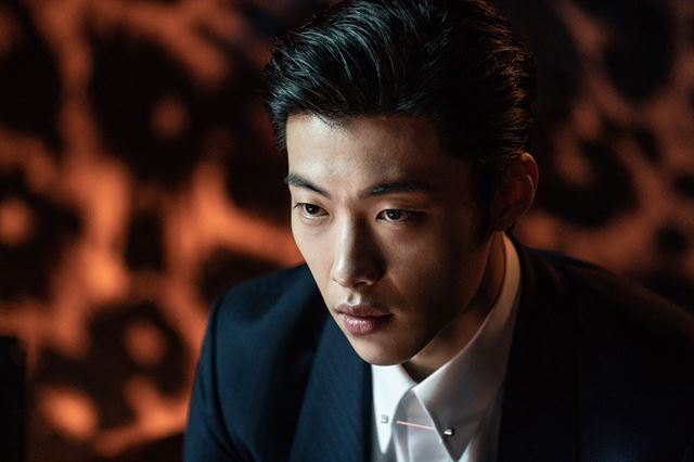 The LionThe movie Lion (released on the 31st) has been considered the most anticipated film of Chungmuro this summer.Park Seo-joon, veteran Ahn Sung-ki, and new Udohwan, who are in the spotlight, overwhelm their competition in casting.This is a new film that will be released in two years by director Kim Joo-hwan of the hit film Youth Police, which surprised the theater with 5.65 million people in the summer of 2017.Park Seo-joon, a martial arts player who lost his father in an accident as a child, suffers from hallucinations and nightmares that may have been caused.One day he wakes up with a nightmare and finds a deep wound on his palm.When the palm bleeding does not stop even after hospital treatment, Yonghu visits Father Ahn Sung-ki, a Kuma priest from the Vatican, and realizes that special forces are hidden in his wounded hands.Yonghu, who doubted and resented God but joined the priest Ahns Kuma ceremony, finally confronts the black bishop (Udohwan), the agent of the evil spirit.Five out of five, half of them.Lion of Iron Chef fists ... Im in troubleIt is like a Bible without Genesis. How did a man who abandoned God after his fathers death become a Kuma priest? The Lion does not show convincingly the change of the hero.The former fighter, Yonghu, cannot sleep with evil spirits; the reason he was possessed by a shaman who was good was because he ate his mind.The way occult films deal with good and evil is too flat.The dragon queen is given the ability to chase evil spirits one day: the proof of the presence of Faith that God showed to him who did not believe in God.The gumese rituals of evil and good are also bored compared to the Black Priests (2015).The Lion, which is also a thriller film, takes the wrong way and evaporates the last remaining chills.The Iron Chef fist of the Kuma priest, which came out five minutes before the end, was close to the grammar of the fantasy action hero.The only thing that remains memorable after the film is the bride and fashion who became bikers; as the work shakes, neither Ahn Sung-ki nor Park Seo-joon are seen.Like the directors hit film Youth Police, it seems that there are many mountains to overcome even creating sequels, which should solve the passive use of female characters.Exorcism Movies with a LaughThe genre of Exorcism is no longer unfamiliar in Korea. In the film, Black Priests and Gukseong (2016) are the main works.The drama also covered the Kuma ritual on TVNs Fighting Ghosts (2016) and OCNs Prist (2018). As the work accumulated, the audiences eyes increased as much.There is also a great desire for good exorcism content. Lion is a movie that has emerged in this situation.Expectations have fallen apart, with the show running over two hours, but all that remains is Ahn Sung-kis Ajagg and Park Seo-joons Fire Fist.Above all, Remady is poor: only the appearance of Ahn Sung-ki and Park Seo-joon getting rid of evil spirits in the same way is repeated several times.The first time, if interesting, is quickly boring, and the way it is is not much different from the Kuma rituals that have been featured in numerous Exorcism movies.Easily exterminated demons do not leave fear. Only the good performances of the state and assistants are bright.The character charm also falls: the sex marks () on the right hand of Park Seo-joon play a key role in the film, but there is a lack of explanation for this.The setting of meeting and awakening a father who died as a child only reminds me of a 1990s comic film, as well as lacking a background setting for the Kuma priest, Ahn Sung-ki.Udohwan, a black bishop, turns into a demon in the final duel with Park Seo-joon, but only a laugh comes out in a crude makeup.Is it a loser or a bummer?No matter how good the ingredients are, if you put them in a bowl without considering the balance and harmony of the taste, it will be a problem of lion.Drama, occult, mystery, action, and Superhero Movie water were overly greedy for many genres, so it became rather a shave.Rather than the new fun of genre mixing, I have lost the familiar fun of individual genres, and although fear is relatively high, it is weak to define as an occult horror.The lack of organicity between genres is due to Remadys poor performance.The internal awakening and reflection are not well revealed until the martial arts player Yonghu realizes the transcendent power given by God through childhood trauma and eventually accepts the religious calling.The movies attitude to persuade Yonghus growth and the possibility of genre variation at once with the ambassador Everything is Faith is very easy.The last duel with the vicar of evil spirits, the Black Bishop, was over-imagined; it is embarrassing to see superpower action like Superhero Movie pop out after spleen all the way before.If you think you have been running for two hours to see this action scene, it is also a shame that the resurgence of the directors previous work, Youth Police, has disappeared.Park Seo-joon shows his acting skills and his steadfastness.Ahn Sung-ki brings the drama to life with his distinctive humanity and ease, the most attractive character he has played in recent years.I want to see the ingenious combination of the two people again, and the movie reveals its will through the epilogue, but it is doubtful whether the sequel will come out.