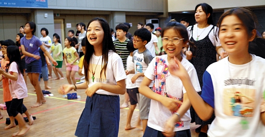 파주 순복음삼마교회 어린이들이 지난해 8월 강원도 철원 성소기도원에서 열린 수련회에서 율동을 하고 있다. 순복음삼마교회 제공