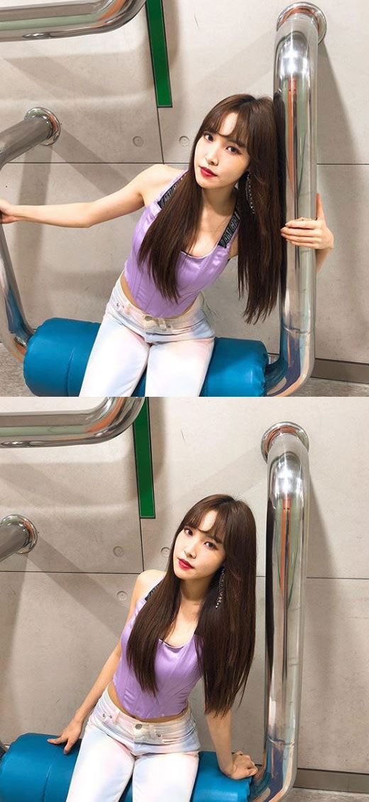 Yuju, a member of the girl group GFriend, boasted of her skinny body.Yuju posted a number of photos on the official GFriend Instagram on the 24th, along with an article entitled I have done without ending after debut.In the open photo, Yuju took a dodgy pose, staring at the camera, especially the slender waist and pretty beauty.The netizens who watched this made various comments such as Please take the ending goddess, Yuju is a queen and a fairy, a self-made self in the heart.Meanwhile, Yujus group GFriend is scheduled to tour Asia in six regions: Bangkok, Thailand on August 27, Hong Kong on August 3, Jakarta, Indonesia on August 23, Manila, Philippines on August 25, Taiwan on August 31, and Yokohama, Japan on November 17.