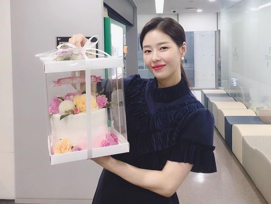 Actor Park Ha-na celebrated his 35th birthday.Park Ha-na posted several photos on his instagram on July 25 with an article entitled Always excessive love to me who is lacking.The photo shows Park Ha-na with a cake that she received as a gift. Park Ha-na smiles brightly at the camera.Fans who saw the photos responded by saying, Happy Birthday, Always pretty, and Happy Birthday; Everything You Want to Do.delay stock