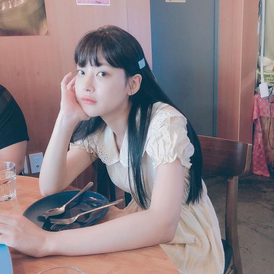 Actor Oh Yeon-seo showed off his appearance as an atmosphere goddess.On July 25, Oh Yeon-seo posted a picture on his instagram.In the open photo, Oh Yeon-seo is staring at the camera with a pointed expression. Despite the chic eyes, Oh Yeon-seos youthful and lovely charm attracts attention.Park So-hee