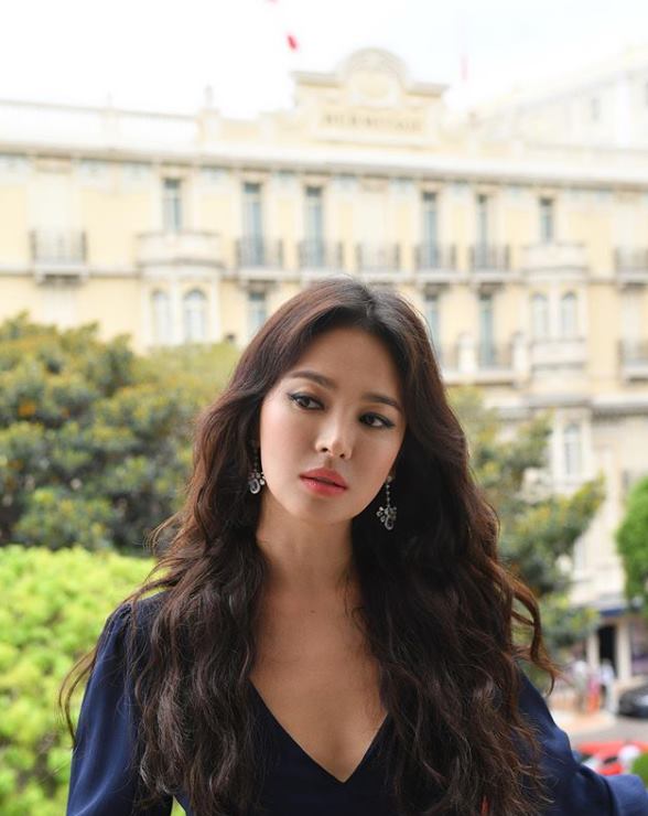 Song Hye-kyos recent changes have been revealed.Make-up artist Eun Jung attracted attention by revealing several photos of Song Hye-kyos dark makeup on July 25th in Instagram.In the photo, Song Hye-kyo is showing off her deadly charm with her dark makeup which is different from usual.On the other hand, Song Hye-kyo, who announced on June 27 that he had been divorced through his agency, officially divorced Song Joong-ki on July 22.After that, Song Hye-kyos agency UAA said on July 25 that it will sue the netizens who spread rumors and mislead them on charges of defamation and insulting false facts.Song Joong-ki and Song Hye-kyo, who met in 2016 as a drama Dawn of the Sun, married in October 2017, but they were broke up in a year and eight months because of their personality differences.pear hyo-ju