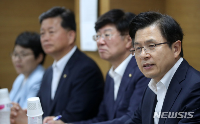 【서울=뉴시스】박미소 기자 = 황교안 자유한국당 대표가 24일 오전 서울 동작구 소상공인연합회에서 열린 '소상공인연합회 자유한국당 정책간담회'에서 모두발언하고 있다. 2019.07.24. misocamera@newsis.com