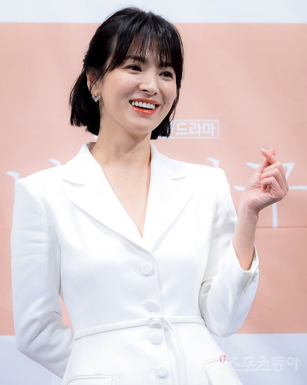 When the divorce settlement was established, the criminal knife was taken out: Actor Song Hye-kyo began legal action against rumors that occurred during the divorce with Song Joong-ki.On July 25, 2019, we filed a complaint with the Bundang Police Station against a number of people who were clearly accused of defamation and insults in the face of false facts, Song Hye-kyos agency, UAA, said on July 25.We filed a complaint with the Bundang Police Department first with a large number of distributors who have completed the collection of evidence for Bad Police activities, clear false facts, and malicious blasphemy and profanity in relation to Song Hye-kyo.We will also file a Detective complaint against all of the remaining community, comments, and YouTubers as soon as evidence is secured. We have appointed Kim & Chang as our legal representative on June 28 and have been preparing for legal action in connection with the complaint, the UAA said. We will respond hard without any presiding or agreement regarding the complaint.We will continue to make progress without agreement in the second round of legal action following the move, he said.Song Hye-kyo and Song Joong-ki, who developed into lovers through KBS 2TV drama The Suns Descendants (played by Kim Eun-sook, directed by Lee Eung-bok), which ended in April 2016, announced their marriage on July 5, 2017, the following year, and held a private wedding ceremony on October 31 of that year.However, the marriage of two people, who were called couples of the century, did not last long.And when the divorce process is completed, Song Hye-kyo goes through what he has endured: finding a dissemination of false facts and a malicious commenter to pay the right price.There is no such thing as a good decision or an agreement. The official of Song Hye-kyo explained that he will not stand by for future acts such as defamation.Therefore, it is noteworthy how far Song Hye-kyo will respond to the rumors surrounding him in the future.The following is the official position of Song Hye-kyoGood morning, UAA.Actor Song Hye-kyos agency UAA filed a complaint with the Bundang Police Station on July 25, 2019, against a number of people whose allegations were clearly revealed for false defamation and insult.The UAA filed a complaint with the Bundang Police Department first, with regard to Actor Song Hye-kyo, a number of distributors who have completed the collection of evidence for Bad Police acts, clear dissemination of false facts, and malicious blatant slander and abuse.We will also file a Detective complaint against all of the remaining community, comments, and YouTubers as soon as evidence is obtained.The UAA has appointed Kim & Changs law office as a legal representative on June 28 and has been preparing for legal action.There is a continuing act of fabricating and spreading false false writings, malicious abuses, and things that can not be imagined at all, in relation to Actor Song Hye-kyo, which is not only beyond the level of social tolerance but also causing unbearable suffering to the parties.In the future, we will continue to strongly respond to the act of misusing anonymity to mass-produce rumors and spread them indiscriminately. Through this, we hope that the act of hurting and suffering people will be refrained.