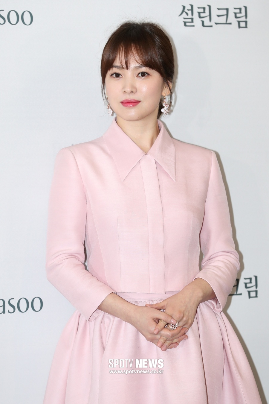 Song Hye-kyo sued police for spreading false rumors and writing malicious comments (vile).On July 25, we filed a complaint with the Bundang Police Station against a number of people who were clearly accused of defamation and insulting false facts, said Song Hye-kyo agency UAA.Song Hye-kyo said, We have filed a complaint with the Bundang Police Station for the first time with a large number of distributors who have completed the collection of evidence on Bad Police activities, clear false facts, and malicious slander and abuse in relation to Song Hye-kyo. We will proceed with the selective complaint, he said.Song Hye-kyo, who appointed Kim & Changs law firm as a legal representative, has been preparing legal action since the end of June and filed a complaint with the police on the 25th.Song Hye-kyo said, We will respond hard without any agreement or agreement regarding the receipt of the complaint.We will continue to pursue the legal action in the second round of the action, he said. We are continuing to falsify and spread false false statements and malicious words, and things that can not be imagined, and this is not only a social Yong-In level, but also an unbearable pain for the party. He stressed.In the future, we will continue to strongly respond to the act of mass production and spread of rumors through indiscrimination by exploiting anonymity, and we hope that this will prevent people from hurting and suffering by writing anymore.The following is the official position of Song Hye-kyo.Good morning, UAA.Actor Song Hye-kyos agency UAA filed a complaint with the Bundang Police Station on July 25, 2019, against a number of people whose allegations were clearly revealed for false defamation and insult.The UAA filed a complaint with the Bundang Police Department first, with regard to Actor Song Hye-kyo, a number of distributors who have completed the collection of evidence for Bad Police acts, clear dissemination of false facts, and malicious blatant slander and abuse.We will also file a Detective complaint against all of the remaining community, comments, and YouTubers as soon as evidence is obtained.The UAA has appointed Kim & Changs law office as a legal representative on June 28 and has been preparing for legal action.In addition, we will respond hard without any agreement or agreement regarding the receipt of the complaint.Following this measure, we will continue to proceed without agreement in the ongoing legal response.There is a continuing act of fabricating and spreading false false writings, malicious abuses, and things that can not be imagined at all, in relation to Actor Song Hye-kyo, which is not only exceeding the social Yong-In level, but also causing unbearable suffering to the parties.In the future, we will continue to strongly respond to the act of exploiting anonymity to mass-produce rumors and spread them, and we hope that this will prevent the act of hurting and suffering people by writing.=