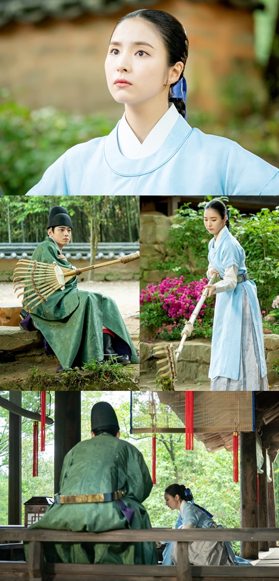 Na Hae-ryung, Shin Se-kyung reunites with his inner tube-turned-cha Jung Eun-woo.In this regard, the MBC drama Na Hae-ryung released a reunited appearance of the former Na Hae-ryung (Shin Se-kyung) with Lee Rim (Cha Jung Eun-woo) in his inner dress on the 25th.Na Hae-ryung, who is cleaning and cleaning the melted sugar, and Irim, who is watching her, catch her eye.In the 6th ending of Na Hae-ryung, which was broadcasted on the 24th, Na Hae-ryung, who entered the green sutra to avoid being late, was shown to meet Lee Rim.In this regard, the two people who met again in the Green Seodang, where the courts were strictly prohibited from entering, are revealed and attention is focused.Na Hae-ryung in the public photo is cleaning every corner of the melted sugar, raising questions about how she is doing the cleaning of the melted sugar without bending.Also, in front of her, there is a dress in her inner dress, which focuses attention.In particular, Na Hae-ryung, who was cleaning the pond, is watching him quietly, and he is making a timid broom attack as if he is a timid broom.Lee is surprised by this, and he is watching Na Hae-ryung, who is mopping hard for a while, and he is curious about what happened to them.In the last photo, Irims meaningful expression is caught and attracts attention. There is growing interest in why Prince Irim, who is the second-ranked successor to the throne, is posing as an inner circle.The two people who gave a thrill to the new employee, Na Hae-ryung, will be reunited with Ada Lovelace and Ada Lovelace, not the prince last night, he said. I hope you will confirm what is the reason Na Hae-ryung is stuck with Irim and why Irim has turned into an inner tube.Na Hae-ryung, the new officer, airs every Wednesday and Thursday at 8:55 p.m. / Photo: Green Snake Media