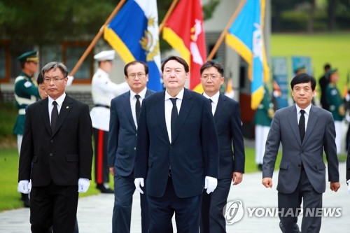 윤석열 검찰총장, 현충원 참배 (서울=연합뉴스) 홍해인 기자 = 윤석열 신임 검찰총장이 25일 오후 서울 동작구 국립서울현충원을 찾아 참배하기 위해 현충탑으로 향하고 있다. 2019.7.25 hihong@yna.co.kr