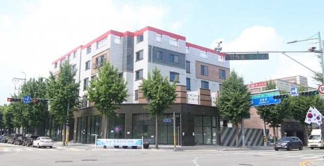 한 수도권 도시의 신축 상가주택. 한경DB