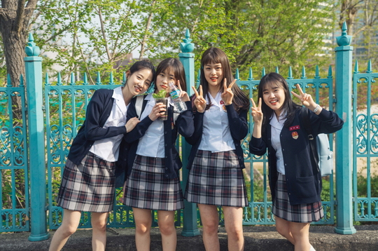 The chemistry of eighteen youths has been revealed.JTBCs monthly drama The Eighteen Moments (playplayed by Yunkyoung/Director Shim Na-yeon) is raising expectations for the future story with the new energy-filled legions including Ong Sung-woo, Kim Hyang Gi, Shin Seung-ho and Kang Ki-young making perfect harmony.The photo, which was released on July 26, contains the behind-the-scenes footage of actors who shot the taste of viewers in two broadcasts.When you are with a fresh and refreshing healing visual, the more brilliant youth synergy catches your eye.A group photo was also released that gives a glimpse of the plump charm of Kim Hyang Gi and Chunbong Girls Friends.The real-life best mode of Soye (Moon Joo-yeon), Romi (Han Sung-min), Da-Win (Kim Bo-yoon), and Subin (Kim Hyang Gi) who pose cute V with a bright smile toward the camera creates a smile.Kim Hyang Gi, who returned to the drama in four years, was Subin itself.When I was hanging out with my peer friends, I looked like an eighteen-girl smile, but in the scene of conflict with my mother due to sexual problems, I raised reality empathy.Subin, who gave his own comfort and support through his belief in Junwoo (Won Sung-woo), gave a warm echo.Kim Hyang Gis Acting Inner Work, which showed the charm of the character without any hesitation, shone more than ever.Jun-woo and Hui-young (Shin Seung-ho), who constantly stimulated each other and formed a confrontational composition, but outside the camera, there are two people of the same age who are friendly to the world.The smile of the two people who make the story of the time when the shooting is off is warm.Shin Seung-ho made a deep impression as a perfect appearance and a two-faced boy with a dark inner.Earlier, Yunkyoung wrote that Whee Young is a villain who has a deep wound in his heart and is forced to be compassionate.As a person with a complex inner, Shin Seung-hos story to be solved is also attracting attention.Kang Ki-young, who presented a special priest chemistry with Cheonbonggo children, was also intense.He was divided into a burden of the second grade and third class and a no-brainer who had no measures, and he added a warm smile with a pleasant and honest act.I could not catch the runner who left the school, and I was shouting Fugitive!I was sympathetic to the compassion for the runner who left as if he was pushed by the harsh and absurd reality, and the self-defeating toward himself who could not protect him.Expectations are also focused on a change in the way that we will communicate with children and grow up to become more Na-eun adults and Na-eun teachers.emigration site
