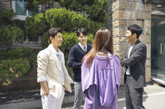 The chemistry of eighteen youths has been revealed.JTBCs monthly drama The Eighteen Moments (playplayed by Yunkyoung/Director Shim Na-yeon) is raising expectations for the future story with the new energy-filled legions including Ong Sung-woo, Kim Hyang Gi, Shin Seung-ho and Kang Ki-young making perfect harmony.The photo, which was released on July 26, contains the behind-the-scenes footage of actors who shot the taste of viewers in two broadcasts.When you are with a fresh and refreshing healing visual, the more brilliant youth synergy catches your eye.A group photo was also released that gives a glimpse of the plump charm of Kim Hyang Gi and Chunbong Girls Friends.The real-life best mode of Soye (Moon Joo-yeon), Romi (Han Sung-min), Da-Win (Kim Bo-yoon), and Subin (Kim Hyang Gi) who pose cute V with a bright smile toward the camera creates a smile.Kim Hyang Gi, who returned to the drama in four years, was Subin itself.When I was hanging out with my peer friends, I looked like an eighteen-girl smile, but in the scene of conflict with my mother due to sexual problems, I raised reality empathy.Subin, who gave his own comfort and support through his belief in Junwoo (Won Sung-woo), gave a warm echo.Kim Hyang Gis Acting Inner Work, which showed the charm of the character without any hesitation, shone more than ever.Jun-woo and Hui-young (Shin Seung-ho), who constantly stimulated each other and formed a confrontational composition, but outside the camera, there are two people of the same age who are friendly to the world.The smile of the two people who make the story of the time when the shooting is off is warm.Shin Seung-ho made a deep impression as a perfect appearance and a two-faced boy with a dark inner.Earlier, Yunkyoung wrote that Whee Young is a villain who has a deep wound in his heart and is forced to be compassionate.As a person with a complex inner, Shin Seung-hos story to be solved is also attracting attention.Kang Ki-young, who presented a special priest chemistry with Cheonbonggo children, was also intense.He was divided into a burden of the second grade and third class and a no-brainer who had no measures, and he added a warm smile with a pleasant and honest act.I could not catch the runner who left the school, and I was shouting Fugitive!I was sympathetic to the compassion for the runner who left as if he was pushed by the harsh and absurd reality, and the self-defeating toward himself who could not protect him.Expectations are also focused on a change in the way that we will communicate with children and grow up to become more Na-eun adults and Na-eun teachers.emigration site