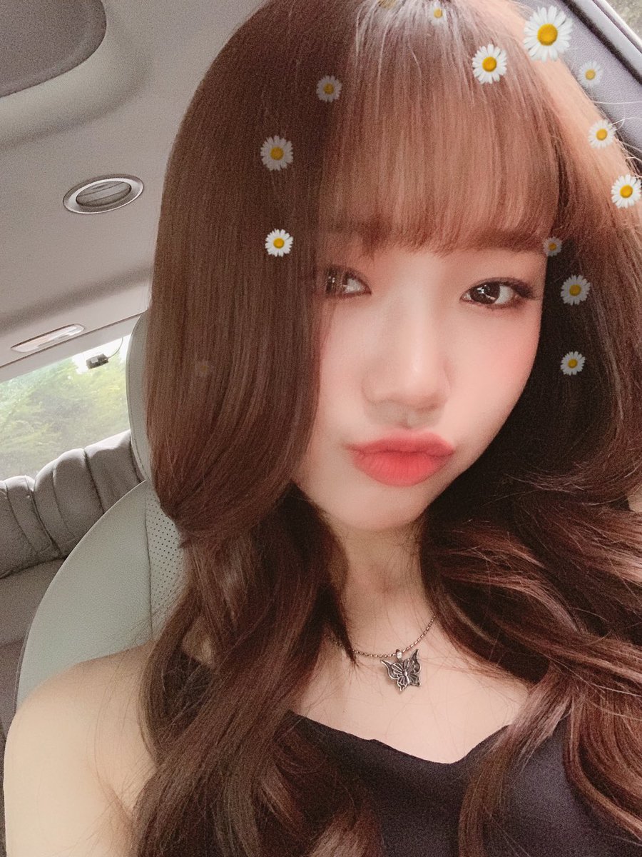 Choi Yoo-jung boasted a sleek jawline after losing 9kgGroup Weki Meki member Choi Yoo-jung tweeted on July 26, Keeling (Weki Meki official fandom name) starts today with a strong day. Aza.Good morning, and shared four selfies with the phrase.In the photo, Choi Yoo-jung is wearing a black nash and has a languid look, followed by a wink or a lip-spreading visual.han jung-won