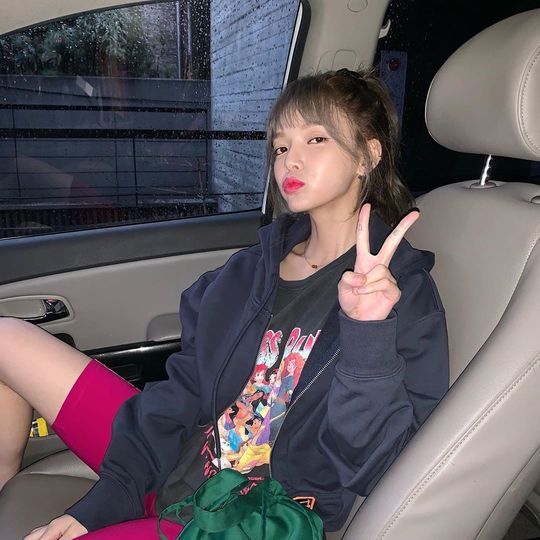 Group AOA leader Jimin showed off his cute visuals.Jimin posted a photo on his Instagram account on July 26.Inside the picture was a picture of Jimin posing V in the car. Jimin is sticking out his lips.Jimins disappearing small face size and slender jaw line catch his eye.The fans who responded to the photos responded such as cute, princess, and really pretty.delay stock