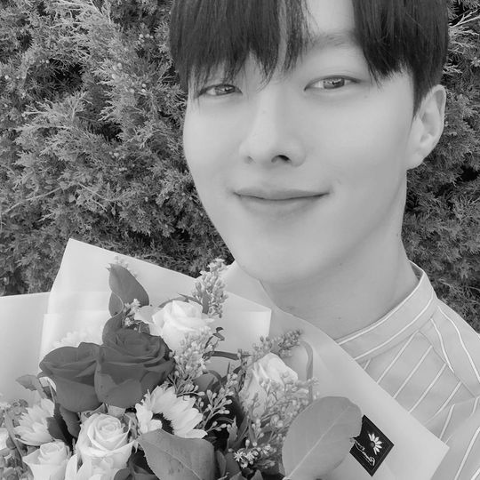 Actor Jang Ki-yong has released a photo commemorating the end of the TVN tree drama Enter the search term WWW.Jang Ki-yong posted a short ending comment and photo on his instagram on July 26.Jang Ki-yong said, I am deeply grateful for your love of our drama Enter the search term www.I could finish the film safely for your interest and love. Thank you again and I love you.I love you one last time; good bye Mogun, he wrote.The photo shows Jang Ki-yong with a bouquet of flowers; Jang Ki-yong smiles brightly at the camera.Jang Ki-yongs warm visuals catch the eye.The fans who responded to the photos responded such as cute, I have been doing my best, Hello, Park Morgan.delay stock