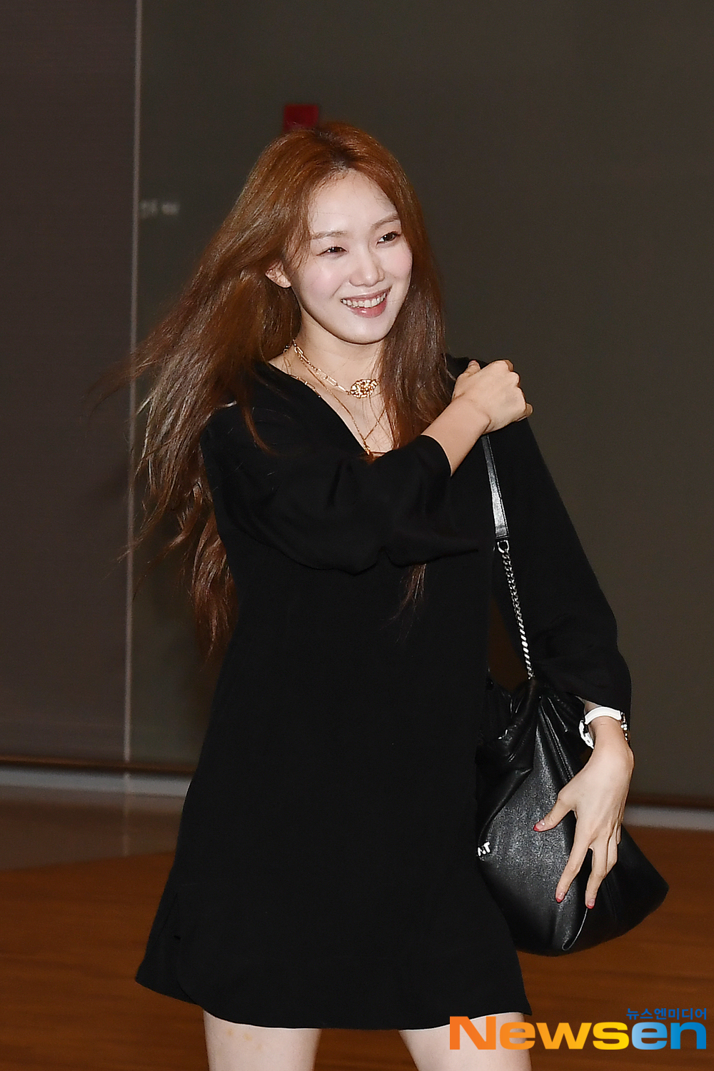 Actor Lee Sung-kyung (LEE SUNG KYOUNG) departed for Philippines Manila on July 26 at the Incheon International Airport in Unseo-dong, Jung-gu, Incheon to attend the schedule of LEE SUNG KYOUNG 1st FANMEETING IN MANILA .Actor Lee Sung-kyung (LEE SUNG KYOUNG) is leaving for Philippines Manila with an airport fashion.exponential earthquake