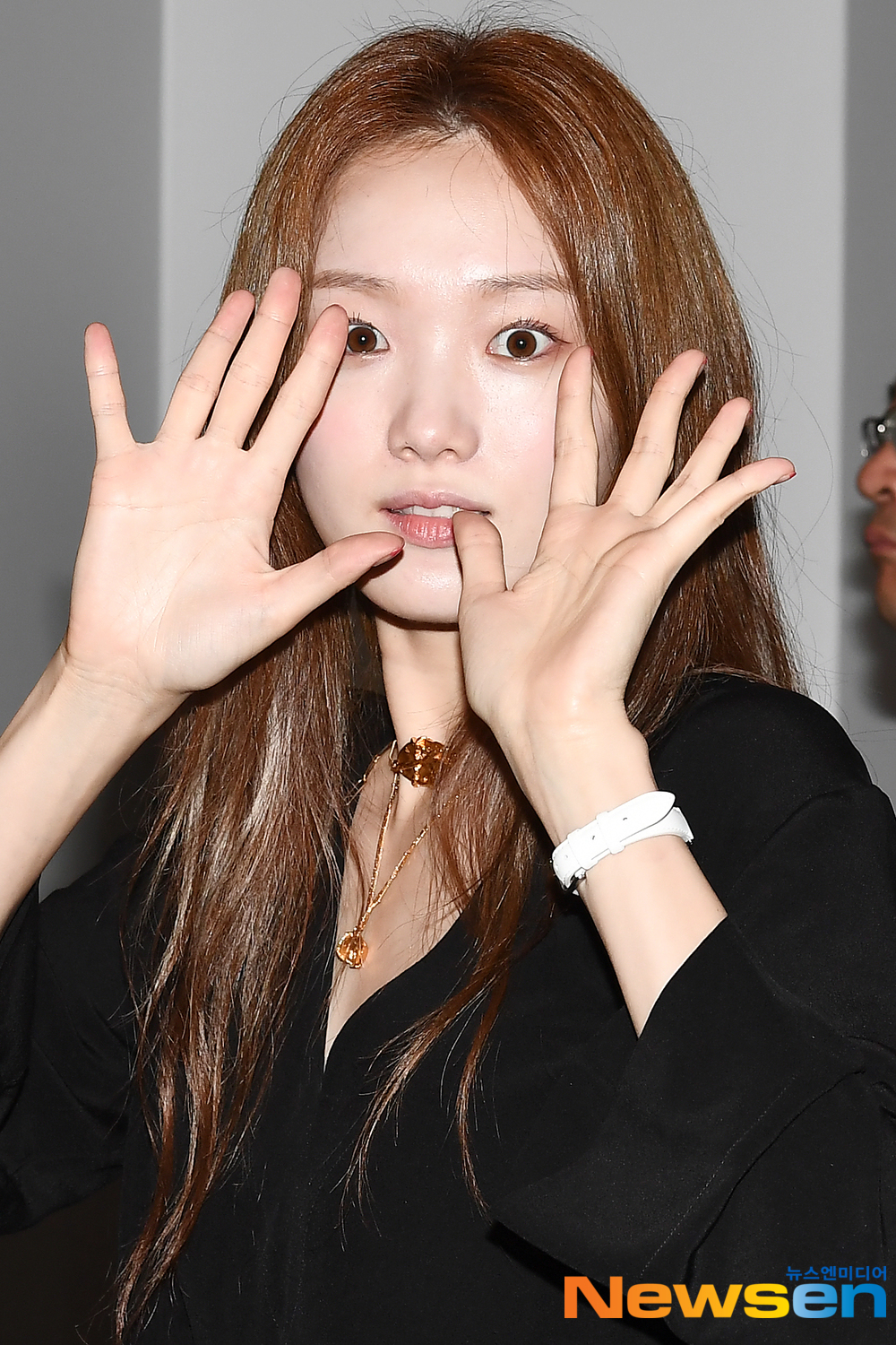 Actor Lee Sung-kyung (LEE SUNG KYOUNG) left for Manila, Philippines on July 26th, attending the schedule of LEE SUNG KYOUNG 1st FANMEETING IN MANILA  through Incheon International Airport in Unseo-dong, Jung-gu, Incheon.Actor Lee Sung-kyung (LEE SUNG KYOUNG) is leaving for Manila, Philippines, showing off his airport fashion.exponential earthquake